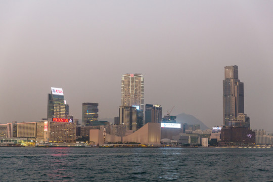 香港，致尊敬的听众朋友们